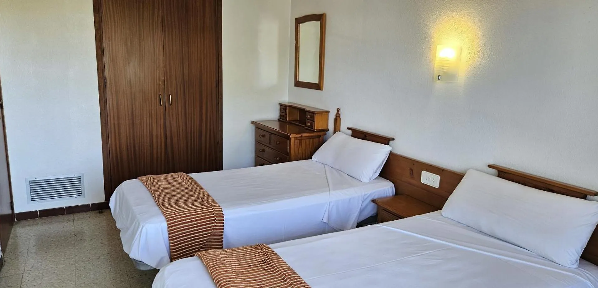 Apartamentos La Masia 레스타르티트 스페인