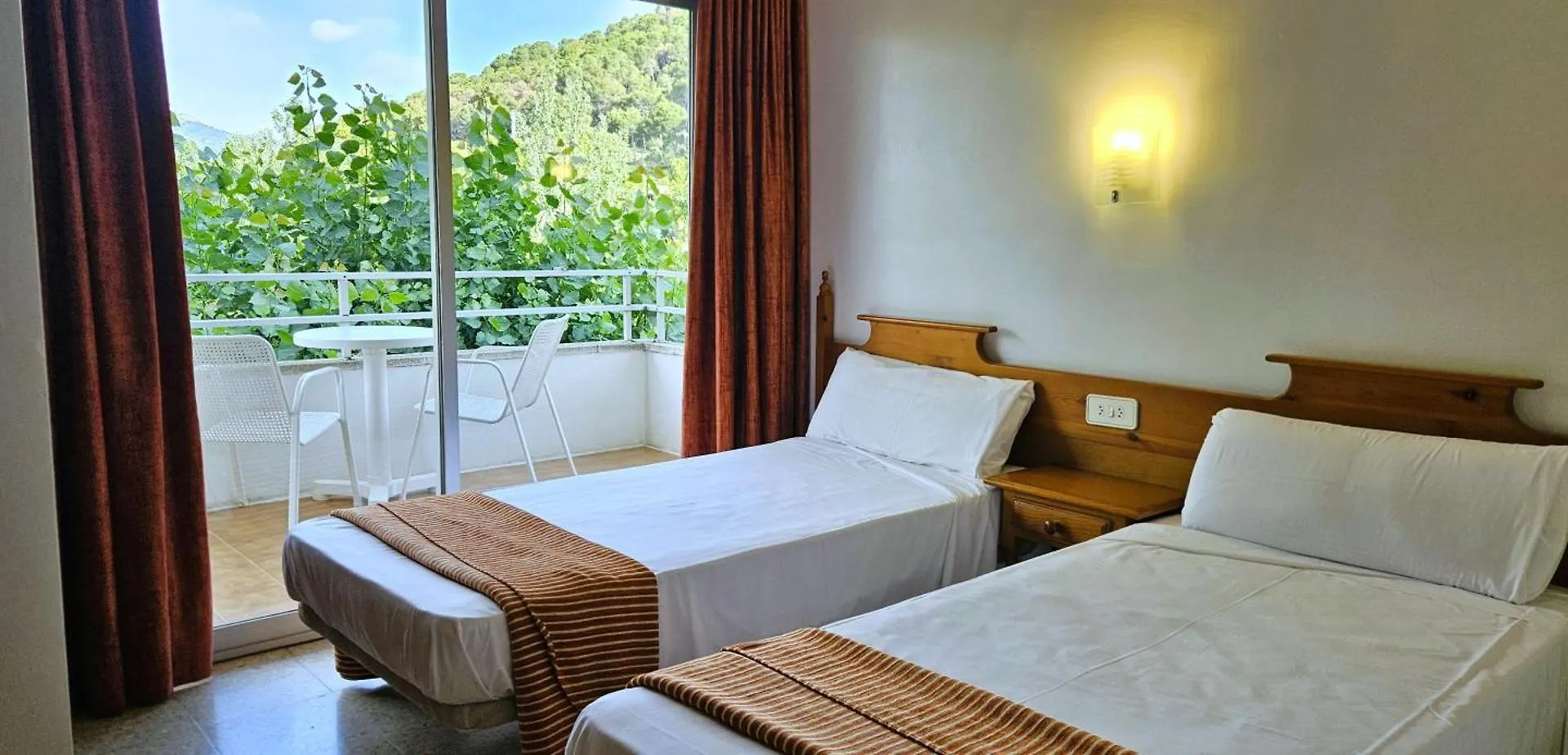 Apartamentos La Masia 레스타르티트 0*,